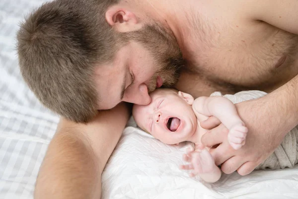 Father Crying Infant Baby Portrait Lying Bed Together Exhausted Parent — Stock Photo, Image