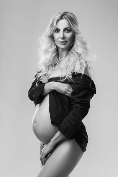 Femme Enceinte Heureuse Touchant Son Ventre Portrait Mère Enceinte Âge — Photo