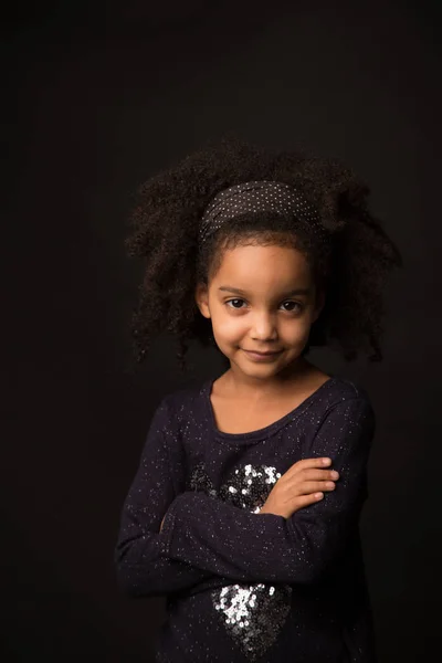 siyah arka plan güzel küçük bir kız portresi