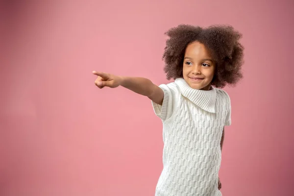 Портрет Милой Молодой Афроамериканской Девушки Розовом Фоне — стоковое фото