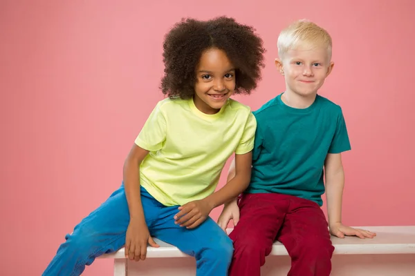 Vista Lateral Los Niños Pequeños Feliz Pareja Caucásica Mixta Niños — Foto de Stock