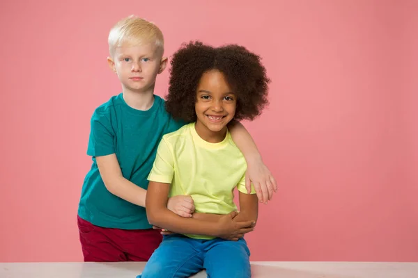 Vista Lateral Los Niños Pequeños Los Niños Caucásicos Africoamericanos Están — Foto de Stock