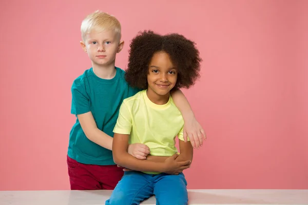 Vista Lateral Los Niños Pequeños Los Niños Caucásicos Africoamericanos Están — Foto de Stock