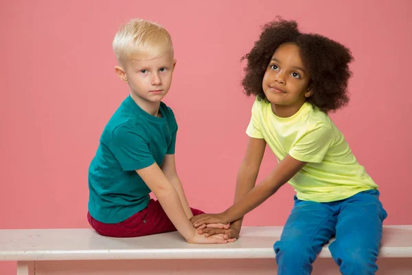 Vista Lateral Los Niños Pequeños Los Niños Caucásicos Africoamericanos Están — Foto de Stock