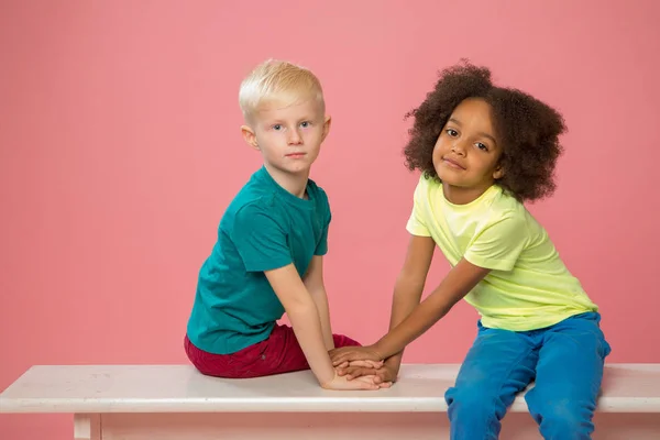 Widok Boku Małe Dzieci Szczęśliwa Para Białych Afrykańskich Amerykańskich Dzieci — Zdjęcie stockowe