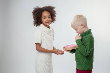 Güzel küçük erkek ve kız ellerini ve gülümseme alkış