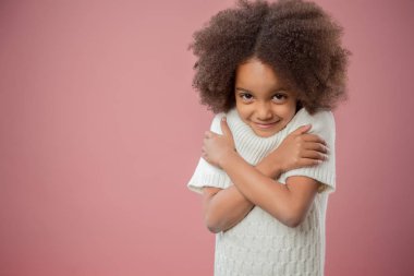 Pembe bir arka plan üzerinde sevimli genç Afro-Amerikan Kız portresi