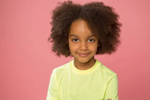 Portret Van Schattige Jonge African American Girl Roze Achtergrond — Stockfoto