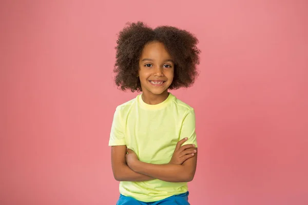 Retrato Linda Joven Afroamericana Sobre Fondo Rosa —  Fotos de Stock