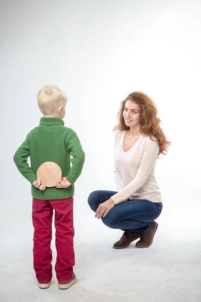 Feliz Joven Madre Con Niño Sobre Fondo Gris Claro — Foto de Stock