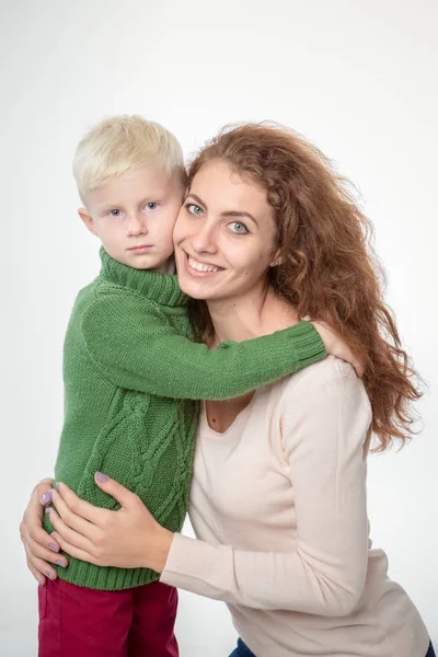 Feliz Jovem Mãe Com Uma Criança Fundo Cinza Claro — Fotografia de Stock