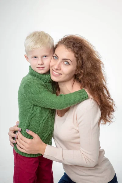 Feliz Joven Madre Con Niño Sobre Fondo Gris Claro —  Fotos de Stock