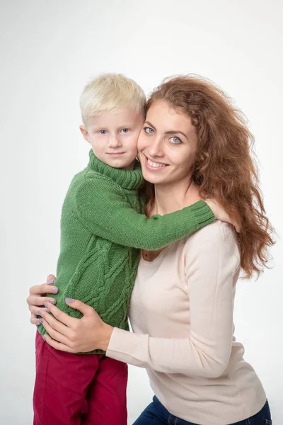 Heureuse Jeune Mère Avec Enfant Sur Fond Gris Clair — Photo