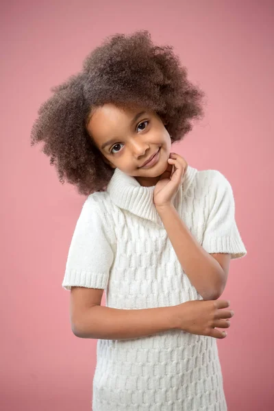 Retrato Linda Joven Afroamericana Sobre Fondo Rosa —  Fotos de Stock