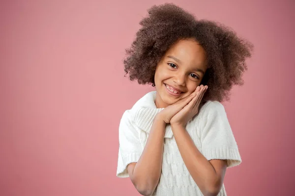 Portret Ładna Dziewczynka Młody Afroamerykanin Różowym Tle — Zdjęcie stockowe