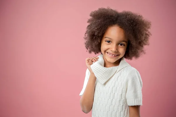 Portret Ładna Dziewczynka Młody Afroamerykanin Różowym Tle — Zdjęcie stockowe