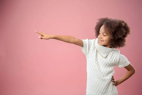 Портрет Милой Молодой Афроамериканской Девушки Розовом Фоне — стоковое фото