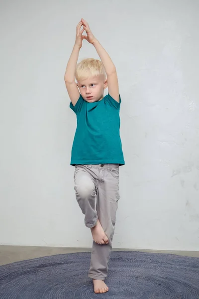 Niño Está Haciendo Yoga Aislado Sobre Fondo Blanco — Foto de Stock