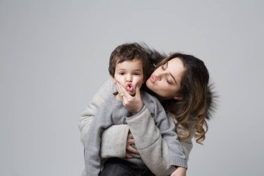 gri zemin üzerine kavramsal görüntü bu oynak bir ortamda kardeş poz