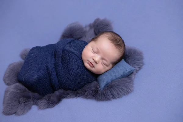 Niño Recién Nacido Durmiendo —  Fotos de Stock