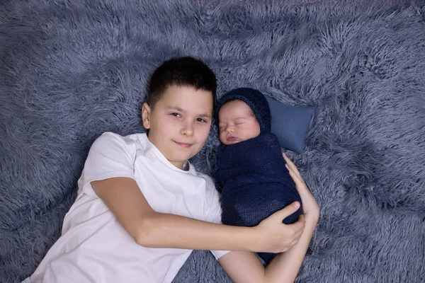 Hermano Pequeño Abrazando Bebé Recién Nacido Niño Pequeño Conociendo Nuevo —  Fotos de Stock