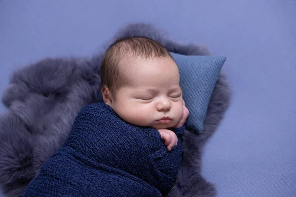 Niño Recién Nacido Durmiendo —  Fotos de Stock