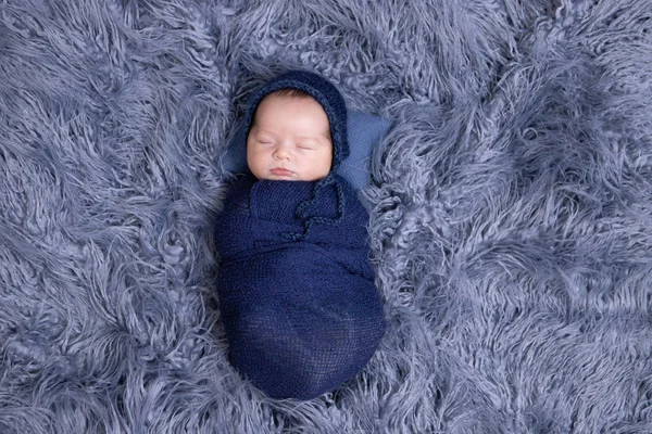 Yeni doğmuş erkek bebek uyuyor.