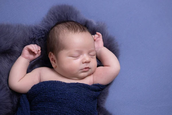 Menino Recém Nascido Dormindo — Fotografia de Stock