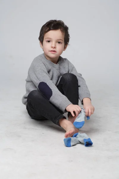 Portrait Mignon Petit Enfant Assis Apprendre Mettre Les Chaussettes Par — Photo