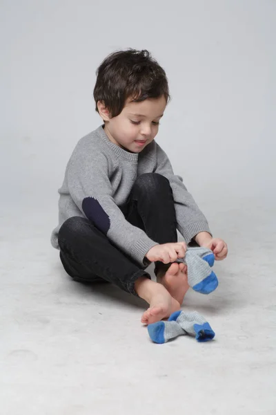 Retrato Niño Lindo Sentado Aprendiendo Ponerse Los Calcetines Por Mismo — Foto de Stock