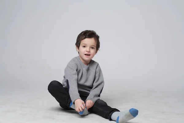 Retrato Niño Lindo Sentado Aprendiendo Ponerse Los Calcetines Por Mismo —  Fotos de Stock