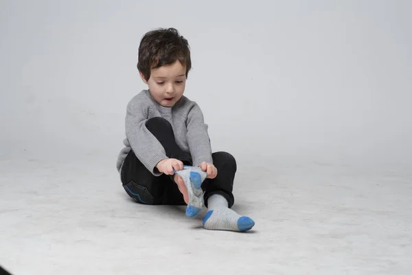 Retrato Niño Lindo Sentado Aprendiendo Ponerse Los Calcetines Por Mismo — Foto de Stock