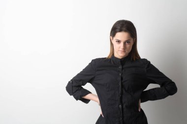 stüdyoda gri arka plan genç güzel ince seksi esmer kadın yakın çekim portre