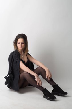 stüdyoda gri arka plan genç güzel ince seksi esmer kadın yakın çekim portre