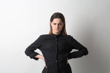 stüdyoda gri arka plan genç güzel ince seksi esmer kadın yakın çekim portre