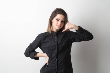 Sana çağrı söyleyerek beni izole arka plan bakmak genç gülümseyen bir kadın portresi