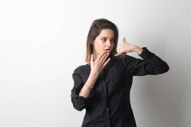 Sana çağrı söyleyerek beni izole arka plan bakmak genç gülümseyen bir kadın portresi