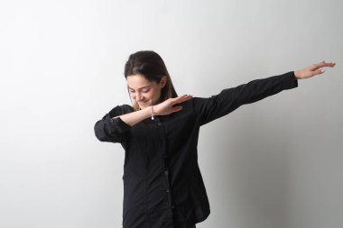 Kendinden emin güzel kadın uzun saçlı stüdyo portre kadar yakın. 