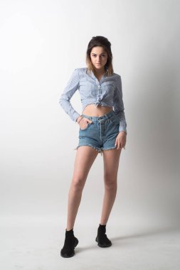 Kendinden emin güzel kadın uzun saçlı stüdyo portre kadar yakın. 