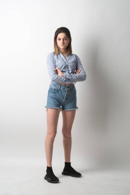 Kendinden emin güzel kadın uzun saçlı stüdyo portre kadar yakın. 