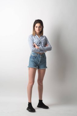 Kendinden emin güzel kadın uzun saçlı stüdyo portre kadar yakın. 