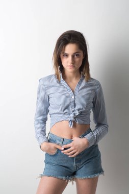 Kendinden emin güzel kadın uzun saçlı stüdyo portre kadar yakın. 