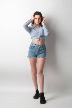 stüdyoda gri arka plan genç güzel ince seksi esmer kadın yakın çekim portre