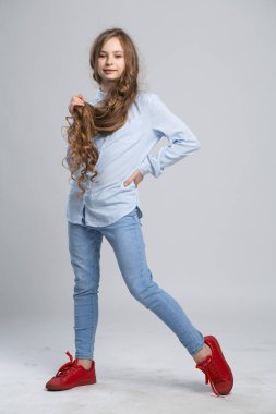 Uzun saçlı güzel genç iş kızı