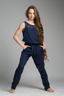 Uzun saçlı güzel genç iş kızı