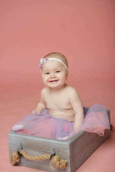 Niedliche Winzige Neugeborene Baby Prinzessin Einem Korb Glücklich Lächelnd Und — Stockfoto