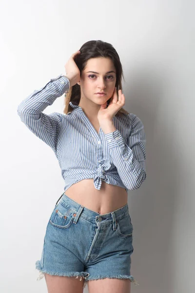 stüdyoda gri arka plan genç güzel ince seksi esmer kadın yakın çekim portre