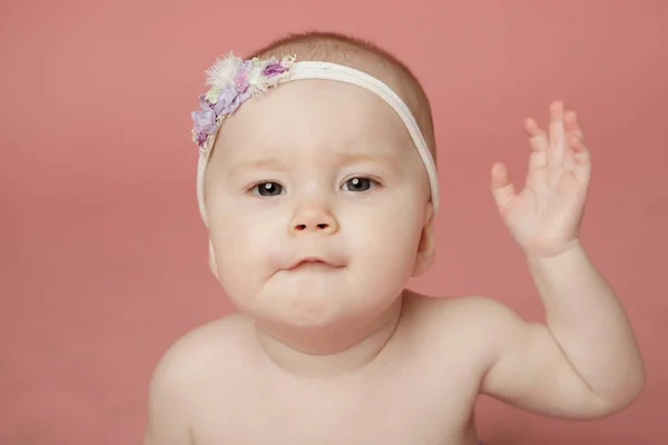 Linda Pequeña Princesa Recién Nacida Una Canasta Sonriendo Alegremente Mirando — Foto de Stock