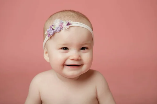 Linda Pequeña Princesa Recién Nacida Una Canasta Sonriendo Alegremente Mirando —  Fotos de Stock