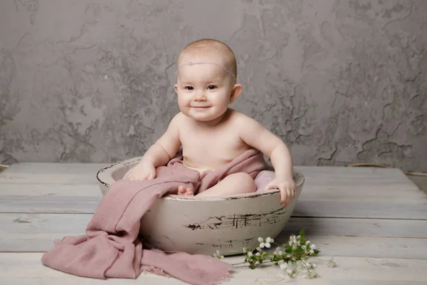 Bonito Pequena Princesa Bebê Recém Nascido Uma Cesta Sorrindo Alegremente — Fotografia de Stock